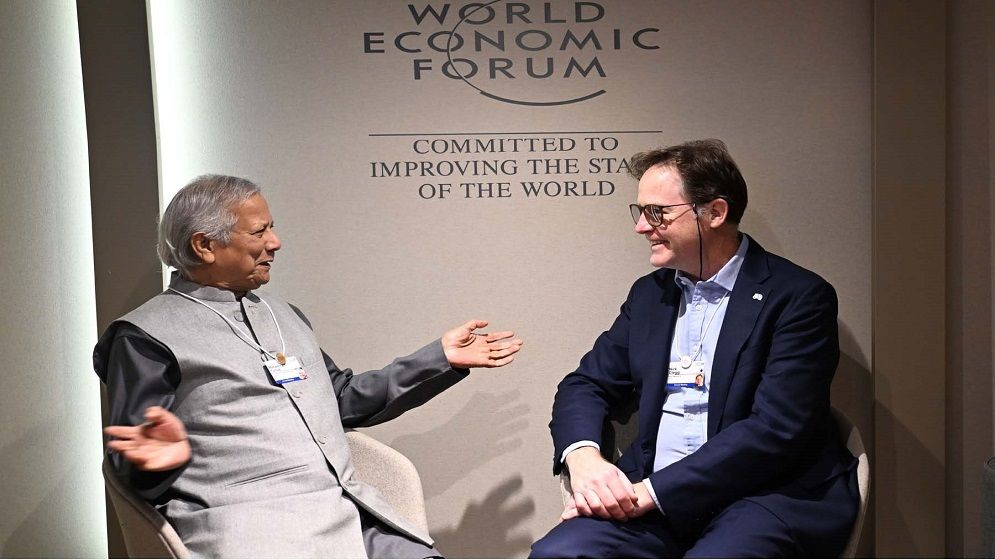 ফেসবুকে ভুয়া তথ্য ছড়ানোর বিরুদ্ধে লড়াই জোরদার করতে বললেন প্রধান উপদেষ্টা