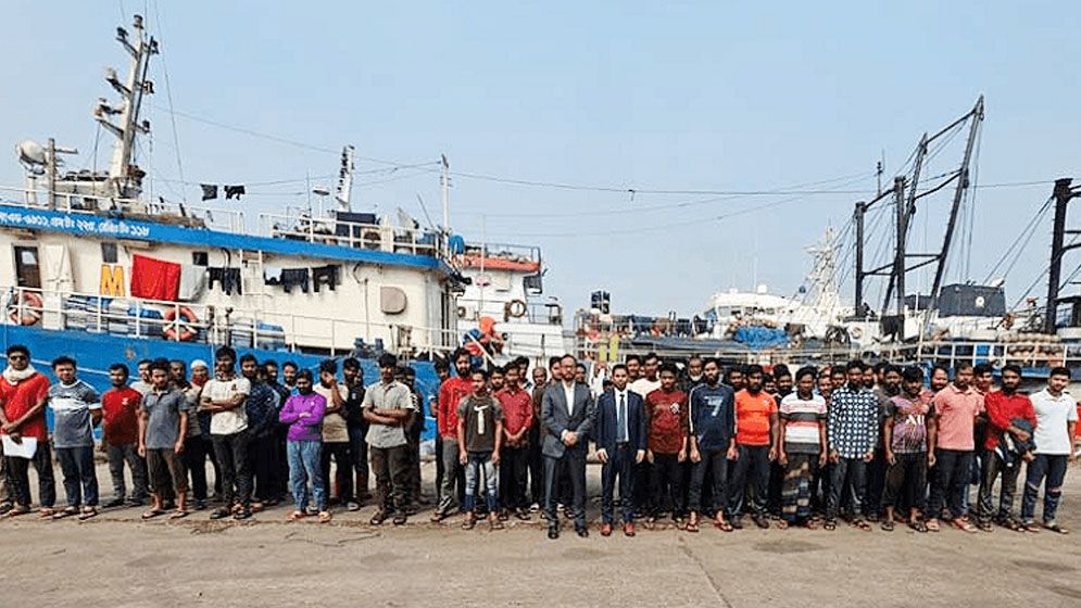 ভারতীয়দের ছাড়াতে বাংলাদেশিদের আটক করে কোস্টগার্ড