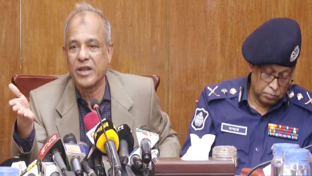 সীমান্তে ১৫০ গজের মধ্যে বেড়া নির্মাণ করতে পারবে না ভারত: স্বরাষ্ট্র উপদেষ্টা