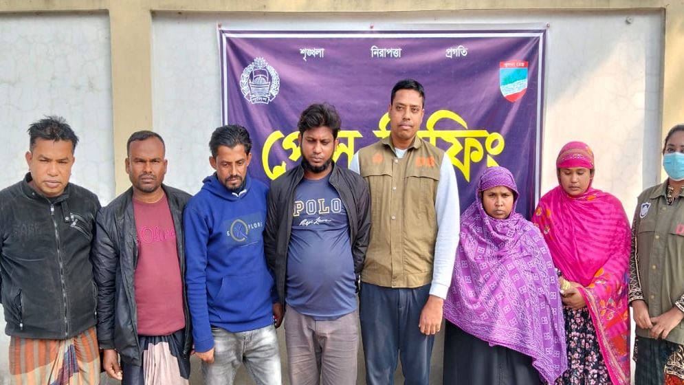 চৌগাছায় ‘হানি ট্র্যাপ’ চক্রের নারীসহ গ্রেপ্তার ৬