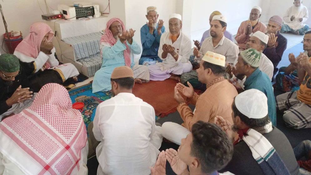 গৌরনদীতে খালেদা জিয়ার রোগ মুক্তি কামনায় দোয়া ও মিলাদ মাহফিল