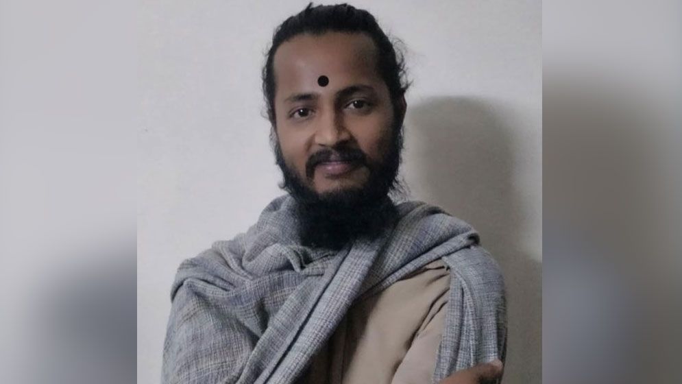 মধ্যরাতে ছাত্রী হলের কক্ষে যুবক, অবশেষে ধরা খেলেন