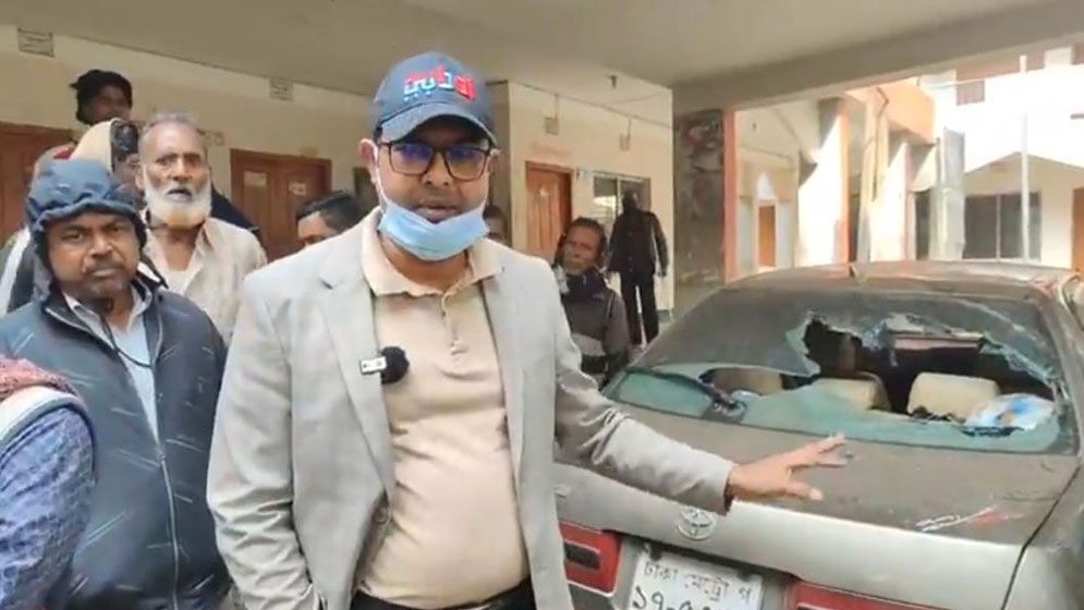 সিংগাইরে সাংবাদিকের ওপর হামলার অভিযোগ ইউপি চেয়ারম্যানের বিরুদ্ধে 