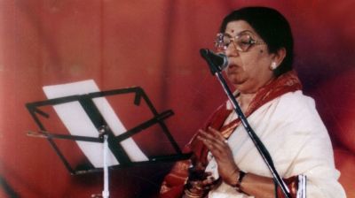 ৮-১০ ঘণ্টা দাঁড়িয়ে যে গানটি রেকর্ডিং করেছিলেন লতা মঙ্গেশকর! 