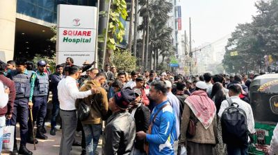 টিকা না পেয়ে সড়ক অবরোধ করেছেন প্রবাসীরা