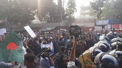 পুলিশের বাধায় শাহবাগে আটকে গেলো শিক্ষকদের মিছিল