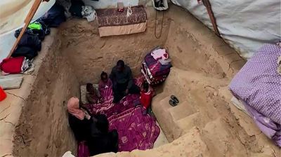 ইসরায়েলি বোমার ভয়, গর্ত খুঁড়ে থাকছেন গাজাবাসী