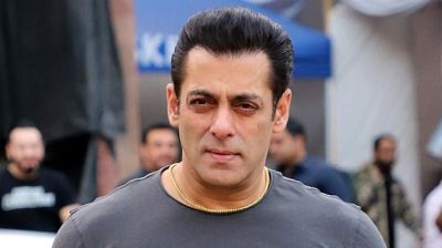 বিমানবন্দর থেকে ধাওয়া করা হয় সালমানের গাড়ি!