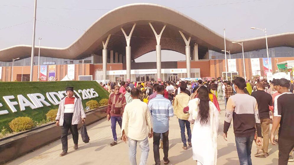 শেষ মুহূর্তে জমজমাট বাণিজ্য মেলা