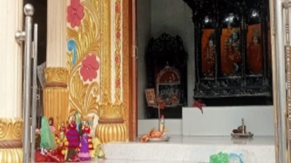 শতবর্ষী মন্দিরে স্বর্ণালঙ্কার ও মূর্তি চুরি
