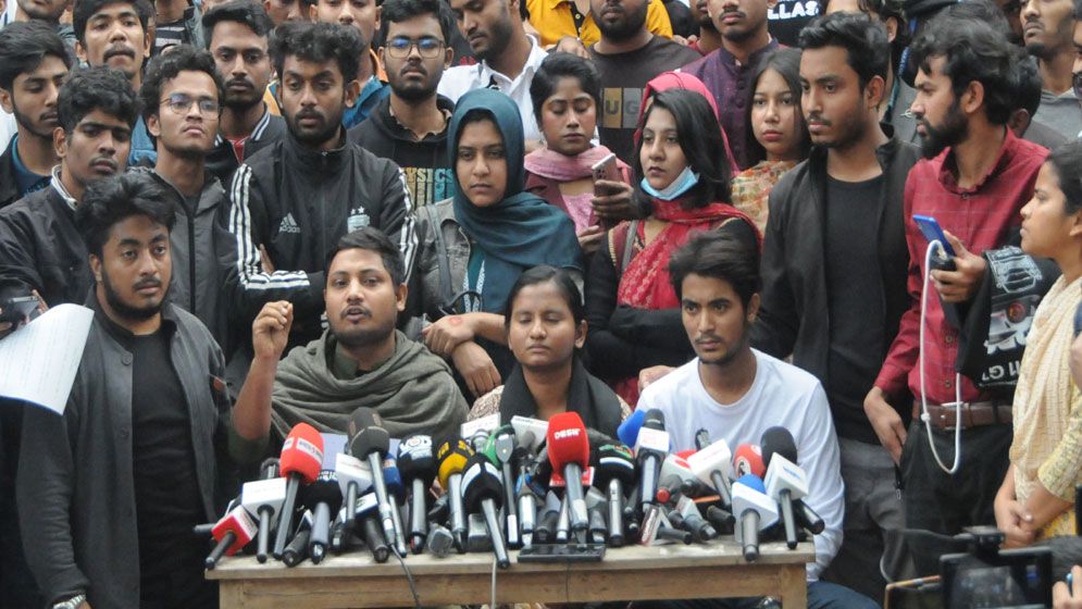 নিউমার্কেট থানা ঘেরাওয়ের ঘোষণা সাত কলেজ শিক্ষার্থীদের