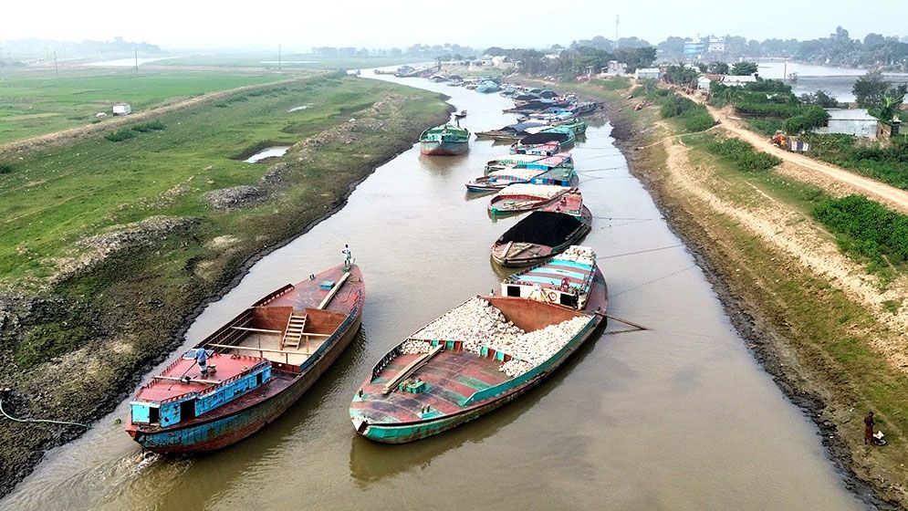 তাহিরপুরে ৬ শতাধিক নৌকায় কোটি কোটি টাকার পণ্য আটকা