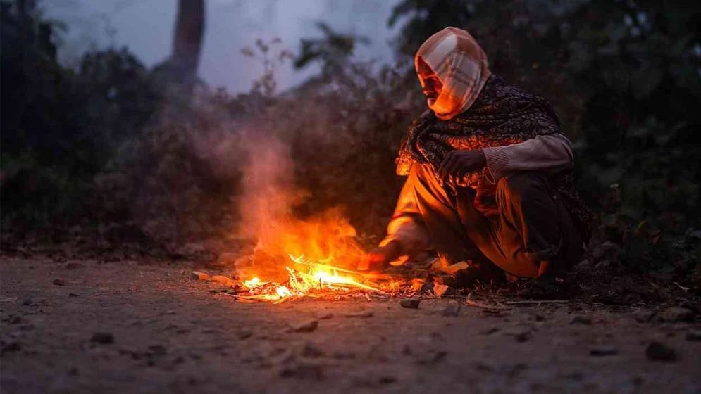 টানা ৫ দিন সূর্যের দেখা নাই দিনাজপুরে, তীব্র শীতে বিপর্যস্ত জনজীবন