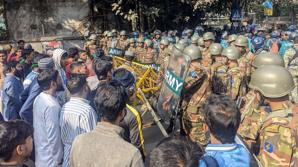 মাঠ ফিরিয়ে দেয়ার দাবিতে শিক্ষার্থীদের সড়ক অবরোধ, ঘটনাস্থলে সেনাবাহিনী
