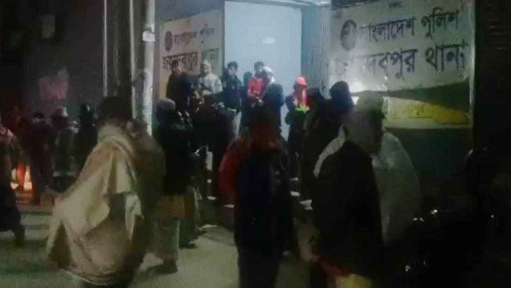 আওয়ামী লীগ নেতাকে ছাড়িয়ে নিতে জামায়াত নেতাকর্মীদের থানা ঘেরাও