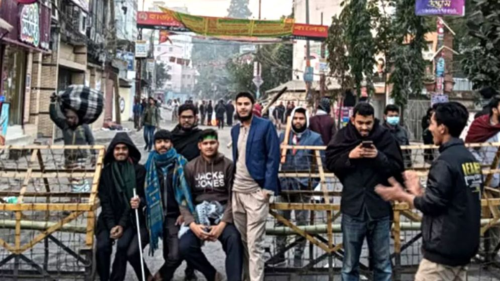 আলিয়া মাদ্রাসা মাঠে হচ্ছে না বিচারকাজ, সড়ক ছাড়লেন শিক্ষার্থীরা