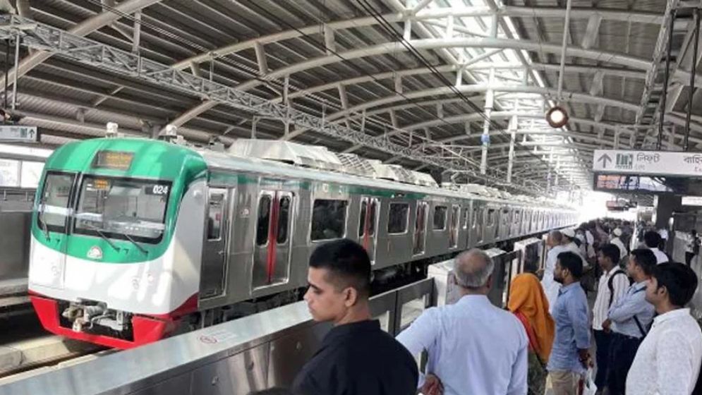 মেট্রোরেলের দরজায় আটকা পড়েন নারী যাত্রী, অতঃপর...