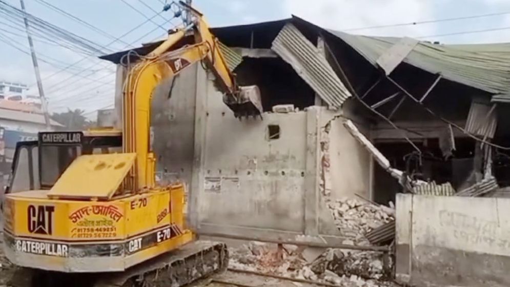 কোটি টাকার অবৈধ সম্পত্তি ভেঙে দিলো রেল বিভাগ