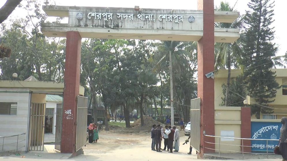 দু'পক্ষের দ্বন্দ্বে ব্যবসায়ী খুন, আটক ২