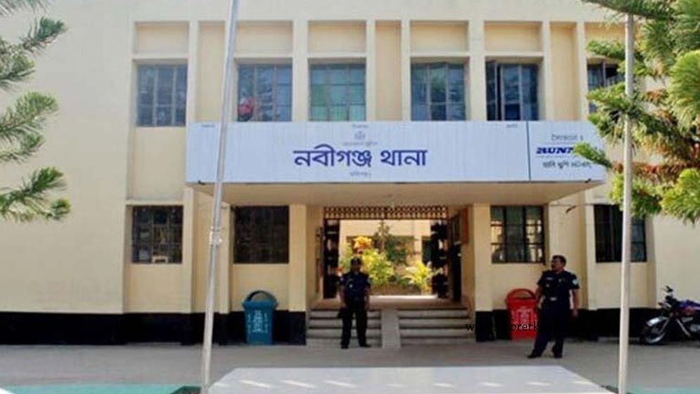 নবীগঞ্জ থানার ওসির অপসারণ দাবিতে ঝাড়ু মিছিল