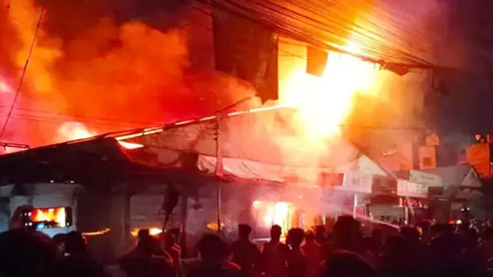 গাজীপুরে আগুনে পুড়েছে ৬ ঝুট গুদাম