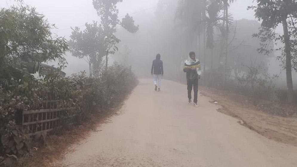 কুয়াশার চাদরে ঢেকেছে পঞ্চগড়, কাবু হিমেল বাতাসে
