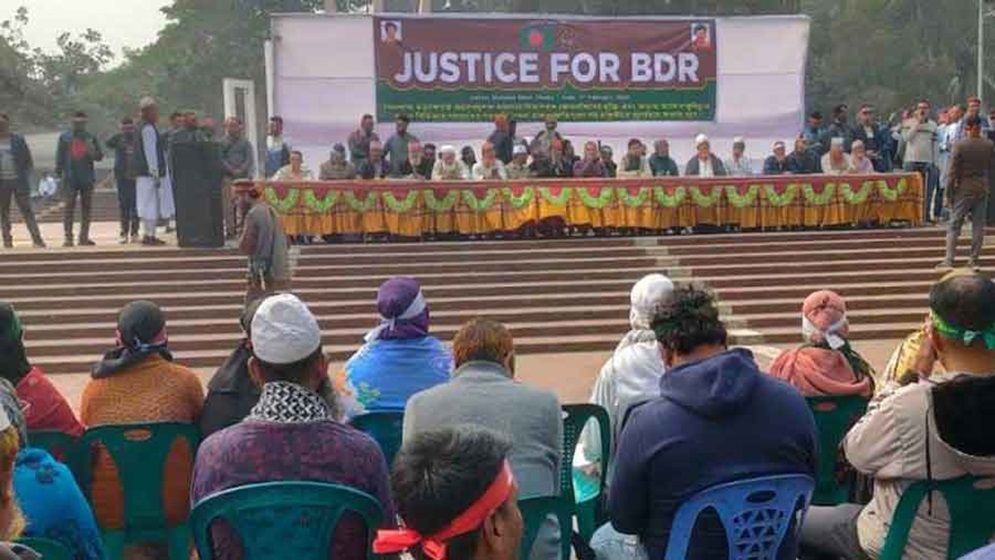 শহীদ মিনারে ৬ দাবি নিয়ে চাকরিচ্যুত বিডিআর সদস্যদের অবস্থান
