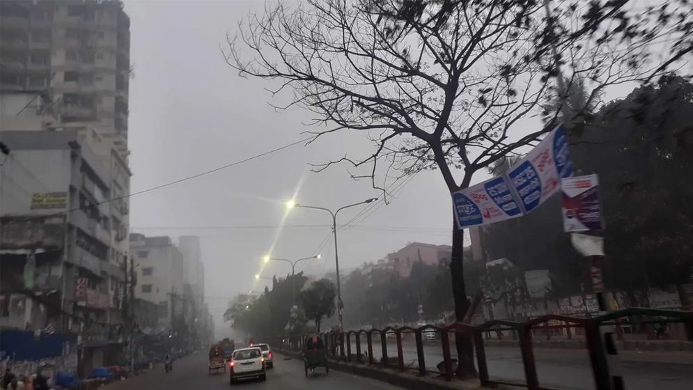 রাজধানীতে বৃষ্টির মতো ঝরেছে কুয়াশা
