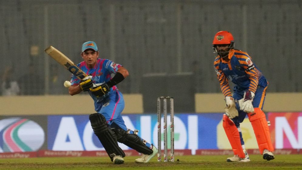 শ্বাসরুদ্ধকর ম্যাচে খুলনাকে হারিয়ে ফাইনালে চট্টগ্রাম
