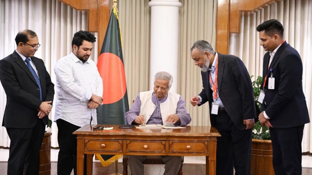 গণঅভ্যুত্থানে নারীদের অংশগ্রহণকে চিত্রায়িত করে ডাকটিকিট, অবমুক্ত করলেন প্রধান উপদেষ্টা