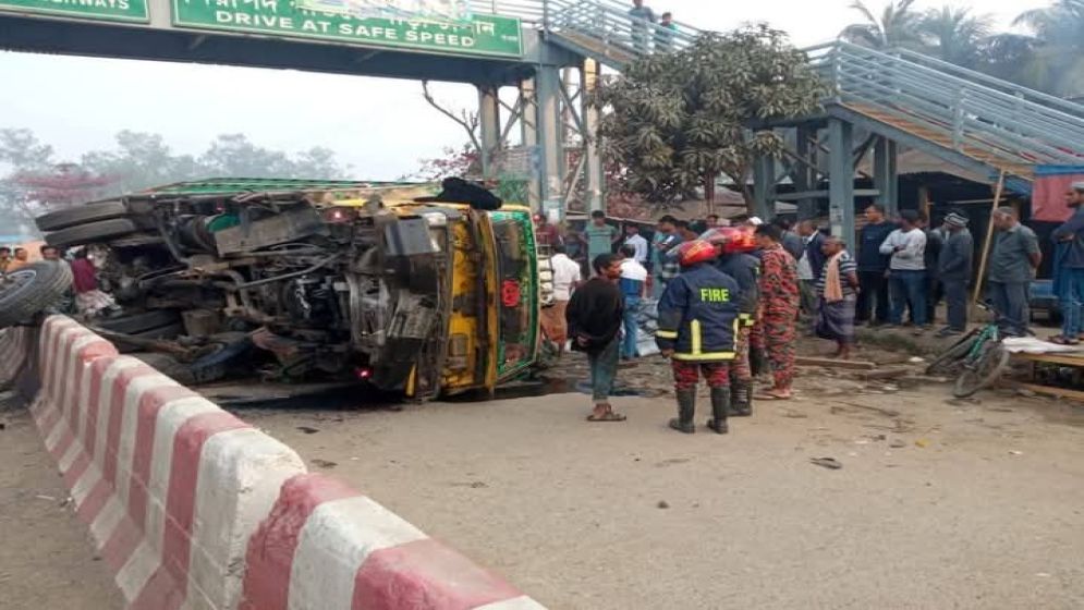 ট্রাকের নিচে চাপা পড়ে নিহত মোটরসাইকেল আরোহী