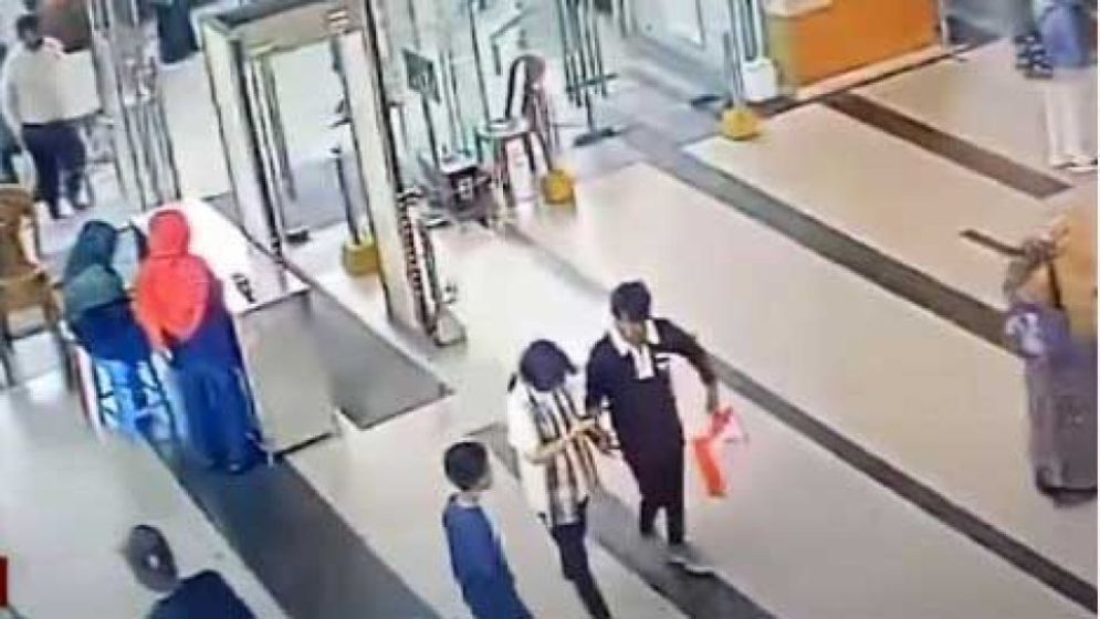 অপ্রাপ্তবয়স্কদের সঙ্গে প্রেমের সম্পর্ক স্থাপনে কী ধরনের আইনি বাধা আছে?