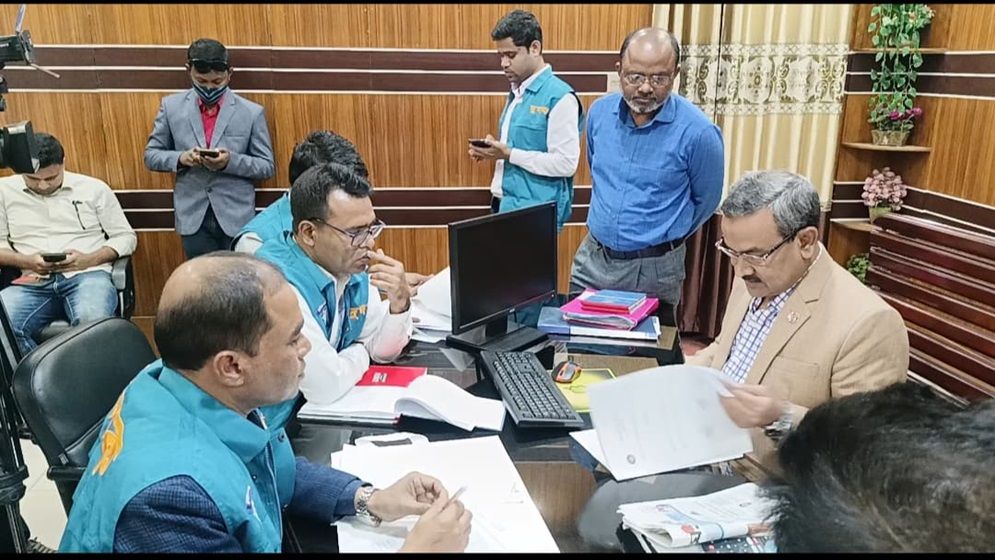 ময়মনসিংহ নগর ভবনে উন্নয়নের নামে অনিয়ম তদন্তে দুদকের অভিযান