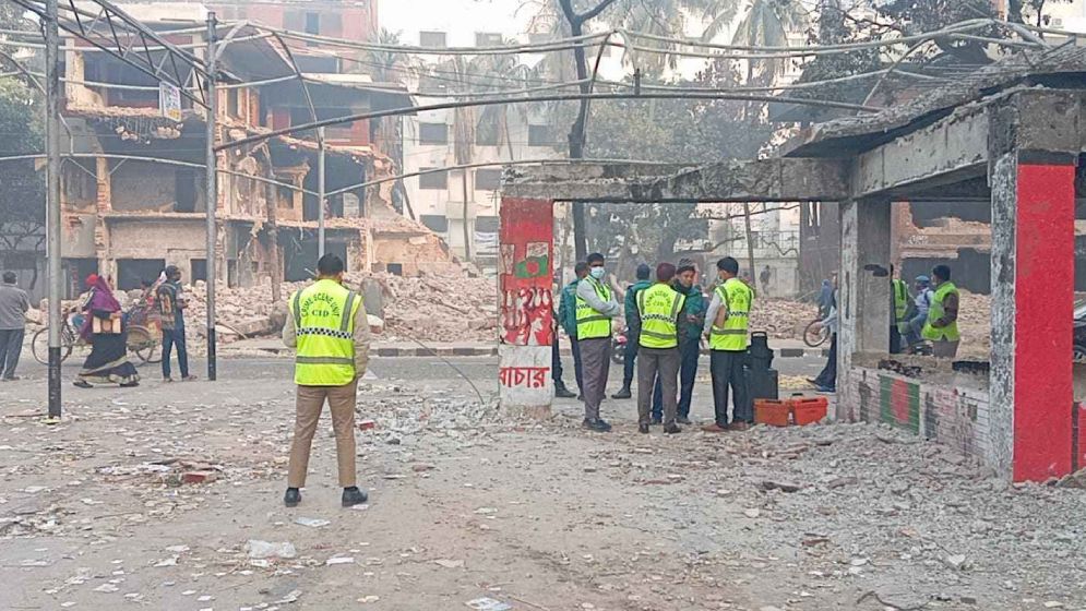 উদ্ধারকৃত হাড় দেখতে ধানমন্ডি ৩২ নম্বরে ক্রাইম সিন