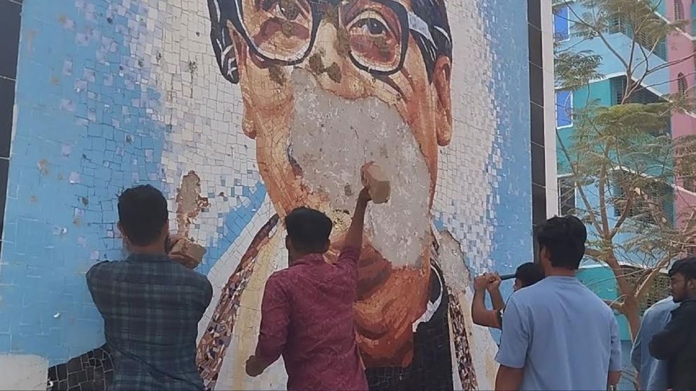 শেখ মুজিবের ম্যুরাল ভাঙচুর