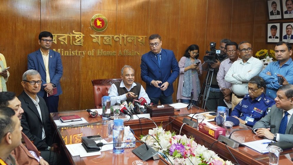 ১০ মিনিটে পাওয়া যাবে অন-অ্যারাইভাল ভিসা: স্বরাষ্ট্র উপদেষ্টা