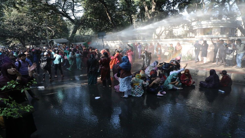 কথা রাখলো না পুলিশ, আবারো ছত্রভঙ্গে লাঠিচার্জ