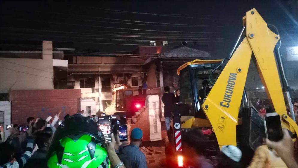 বুলডোজার দিয়ে গুঁড়িয়ে দেয়া হলো ‘শেখ বাড়ি’