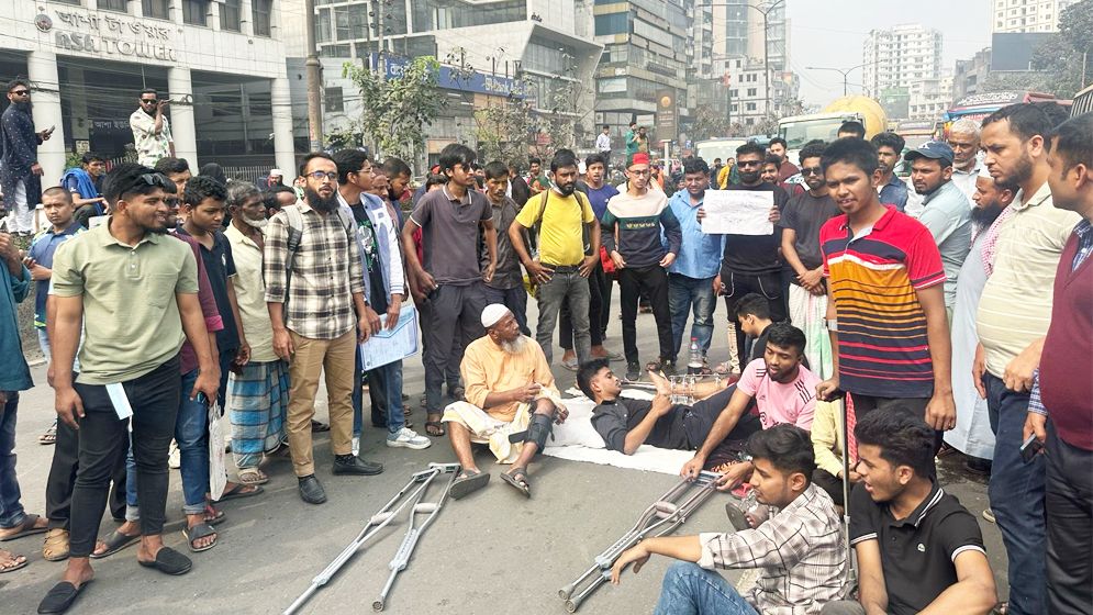 শিশুমেলা মোড়ে আন্দোলনে আহতরা, যান চলাচল বন্ধ