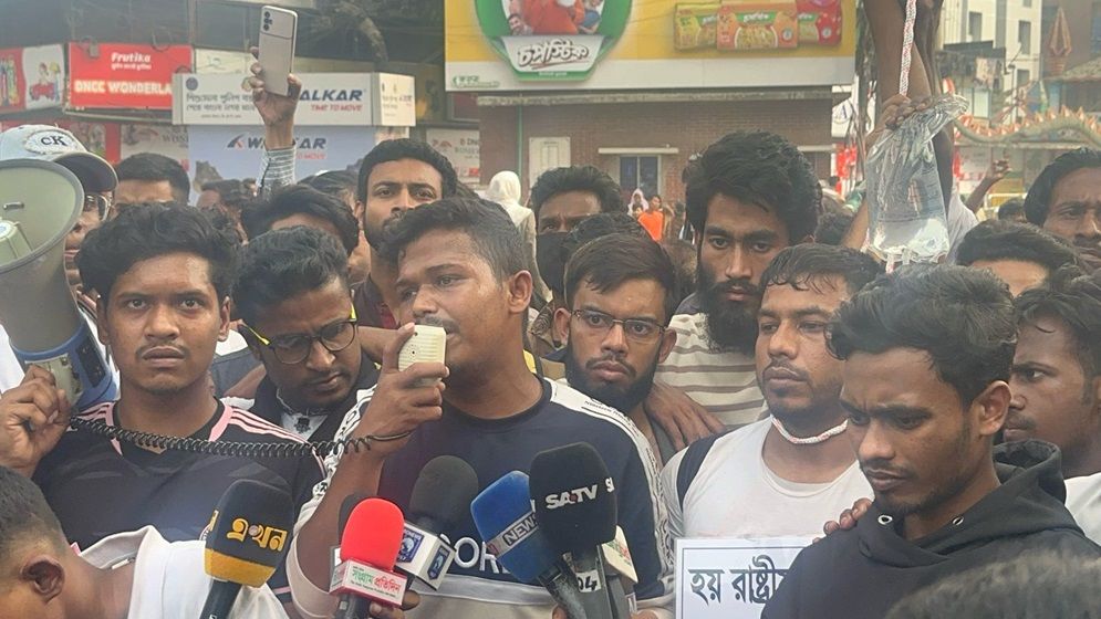 ৭ ঘণ্টা পর সড়ক ছাড়লো আন্দোলনকারীরা, যান চলাচল শুরু