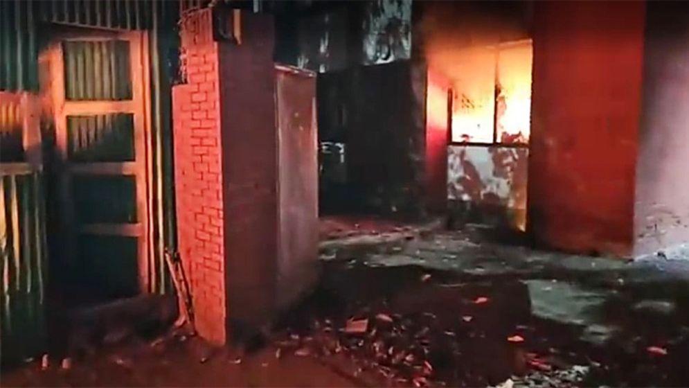 তোফায়েল আহমেদের বাড়িতে ভাঙচুর, অগ্নিসংযোগ