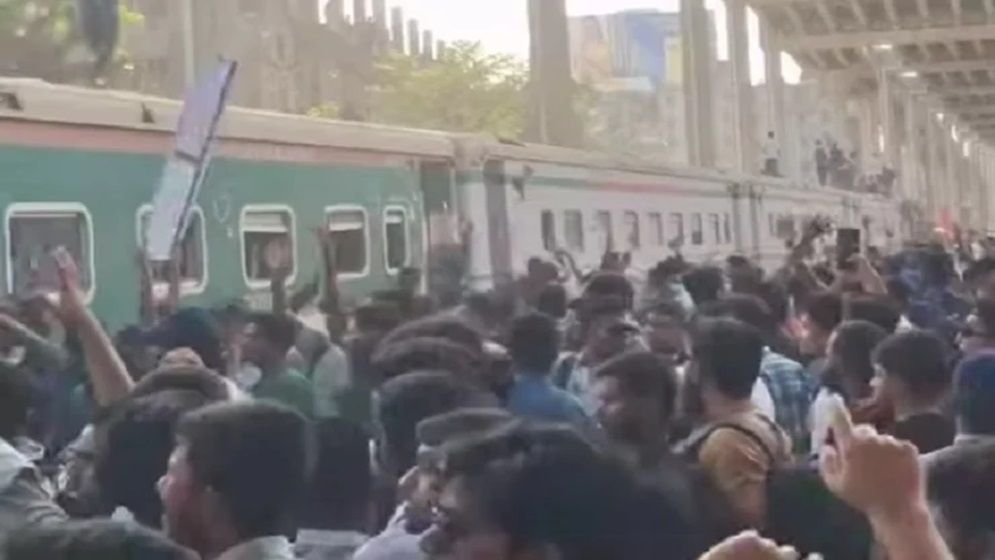 তিতুমীর শিক্ষার্থীদের ব্যারিকেড: ১৫ ট্রেনের শিডিউল বিপর্যয়