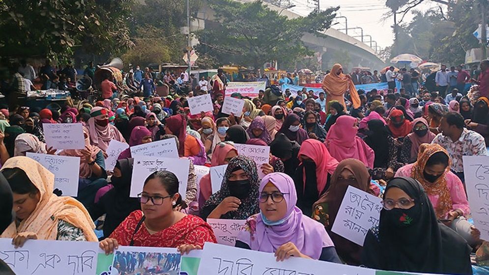 শাহবাগে অবস্থান নিয়েছেন প্রাথমিকের নিয়োগ বাতিল হওয়া প্রার্থীরা