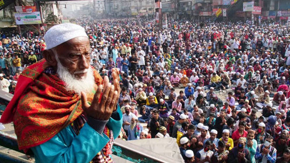 আখেরি মোনাজাতে মুসলিম জাতির শান্তি ও কল্যাণ কামনা