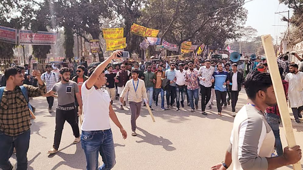 গাজীপুরের হামলায় জড়িতদের গ্রেপ্তারে ২৪ ঘণ্টার আল্টিমেটাম শিক্ষার্থীদের