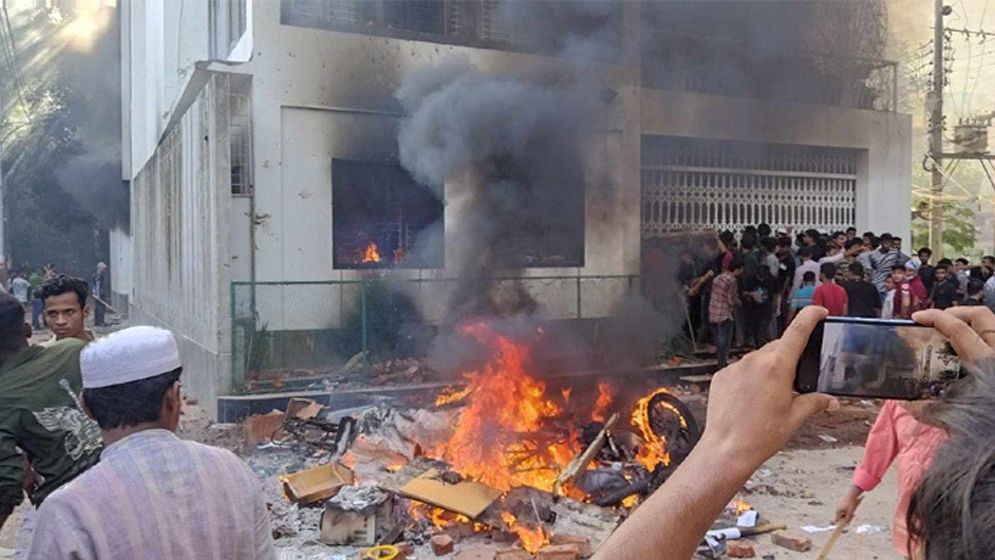 কুমিল্লায় এমপি বাহারের বাড়িতে ব্যাপক ভাংচুর, অগ্নিসংযোগ