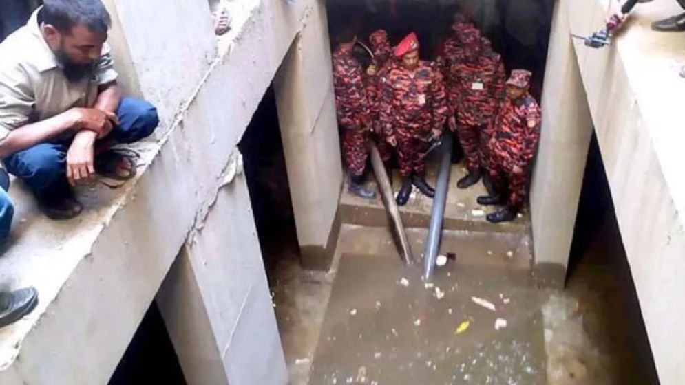ধানমণ্ডি ৩২ নম্বরের নিচে পানি ছাড়া কিছুই মেলেনি