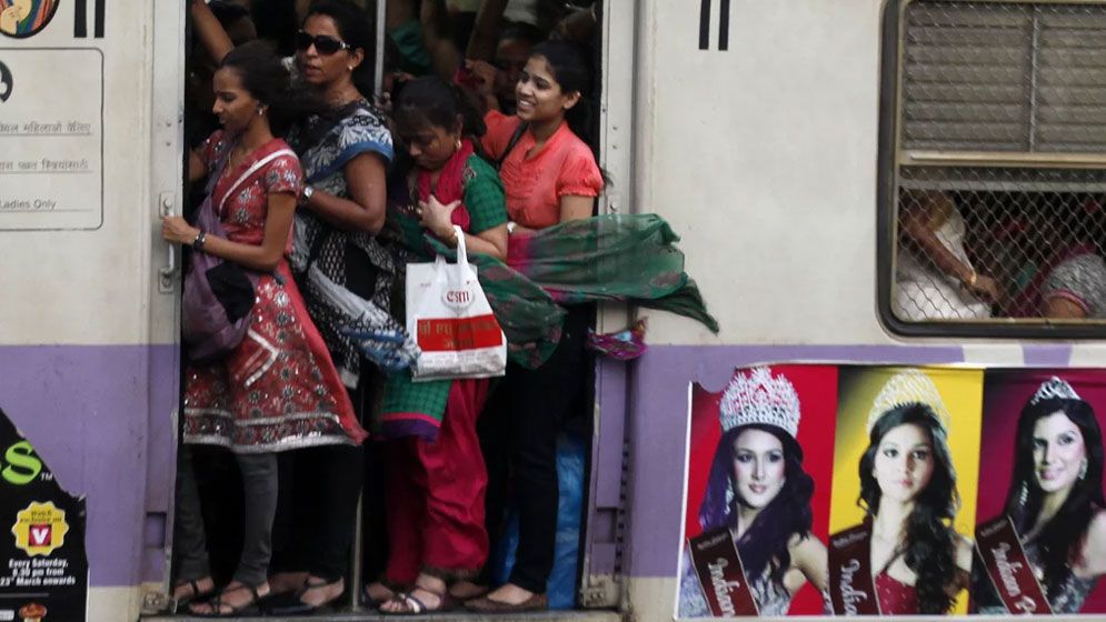 মুম্বাইয়ে ট্রেনে যাত্রীকে ‘ধর্ষণ’ 