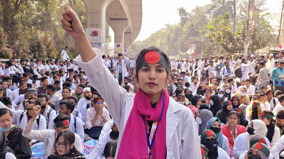শূন্য পদে নিয়োগসহ ৪ দফা দাবিতে ম্যাটস শিক্ষার্থীদের শাহবাগ অবরোধ