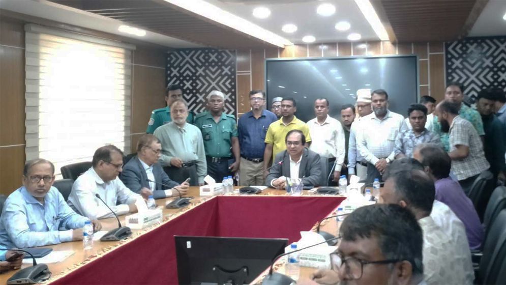 অধ্যাদেশ নিয়ে সচিবালয়ে বৈঠক, সিদ্ধান্ত প্রধান উপদেষ্টা দেশে ফিরলে